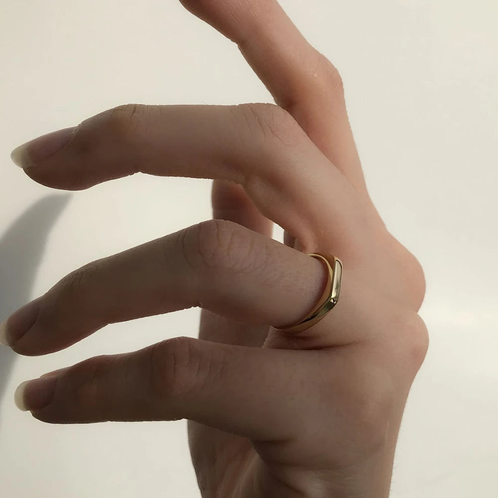 eManco Simple and Classic Horizontal Strip Stainless Steel Ring for Ladies Suitable for Gift Jewelry